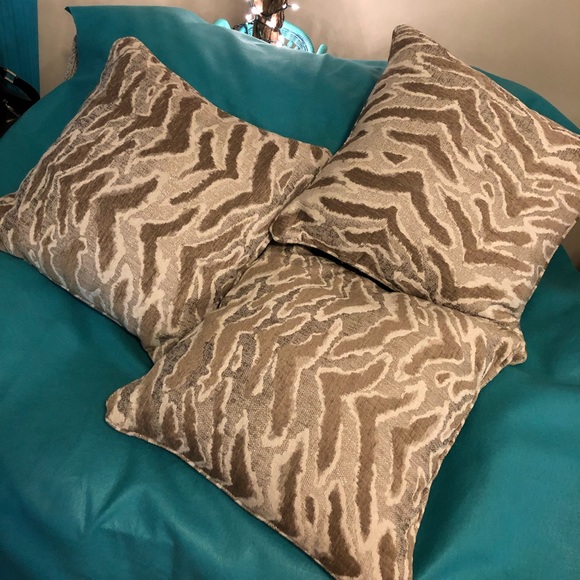 Toss pillows - Picture 2 of 3